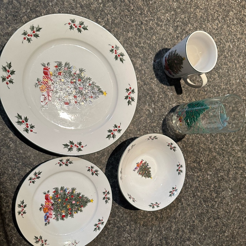 Beautiful 5 piece Christmas dinner dish set service for 8